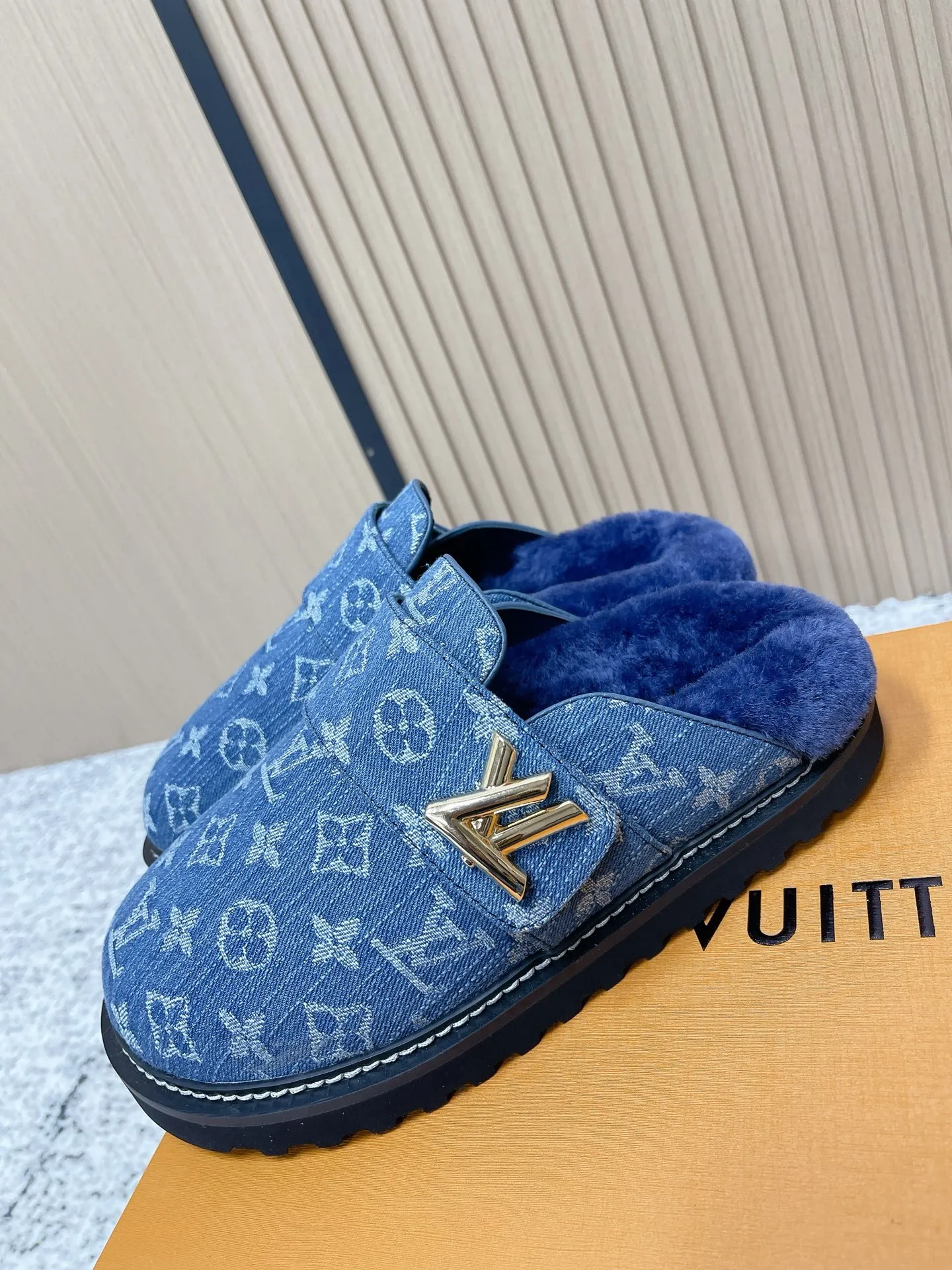 [L Home] P: 500💰 Size: 35-46 (female 40.41, male 45 46 custom-made) Top version Louis vuitton Lv top version LV couple's wool slippers New couple's Birkenstock slippers Cute and loveable, the foot feel is not too good Simple and high-end Sling-hee design Ready to wear and go Good news for lazy people Upper imported cowhide/imported old floral cloth Original hardware buckle, original molded high-density foam outsole Fabric: Yangjing/classic jacquard fabric Lining: imported wool lining Sole: original foam combination sole